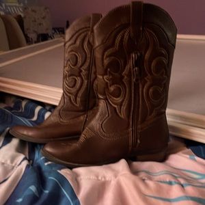 Selling cowboy boots